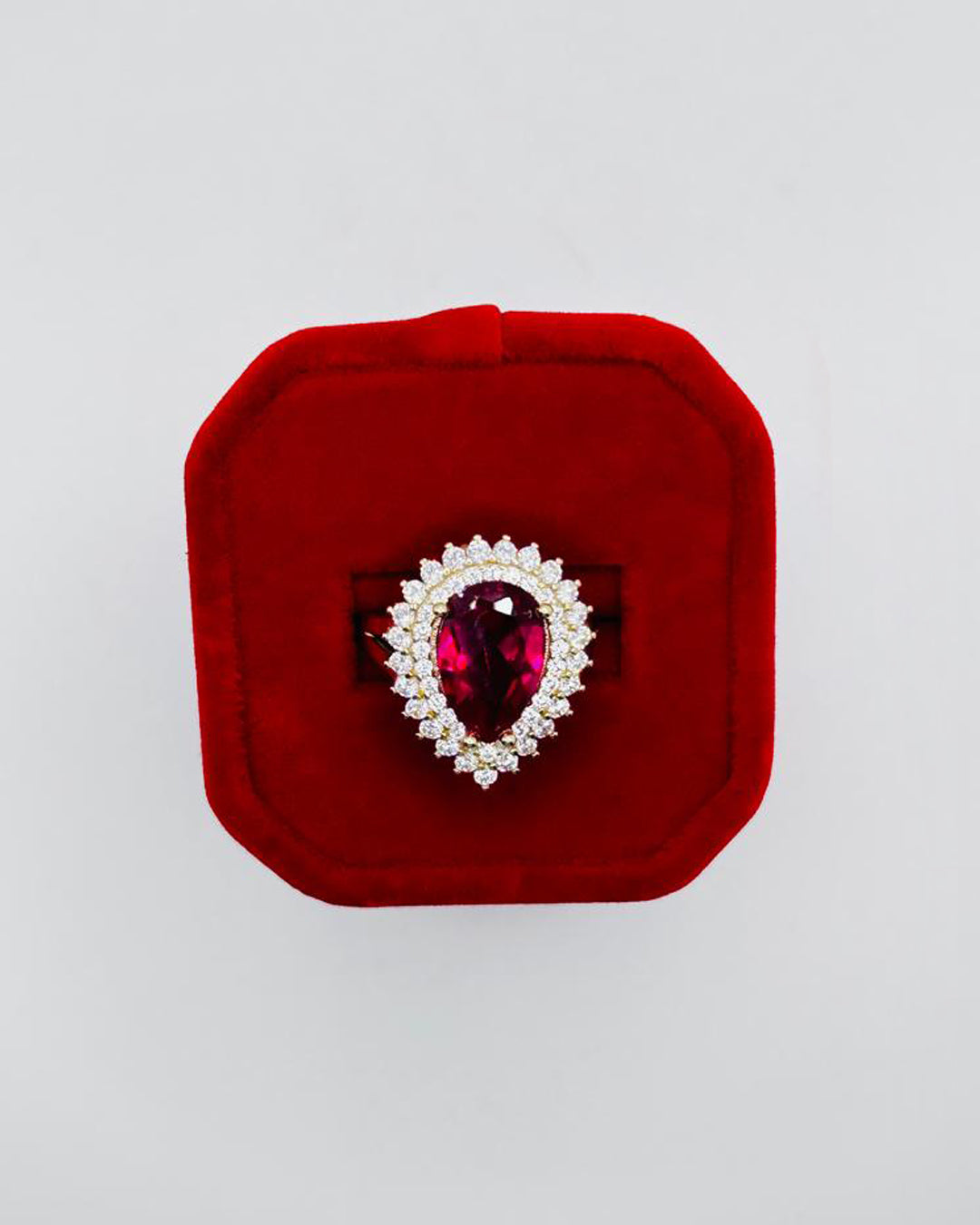 ANILLO DE MUJER PIEDRA ROJA Y PIEDRAS BLANCAS