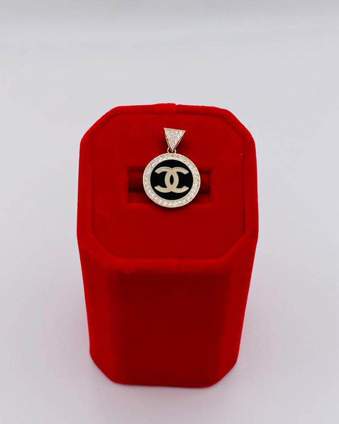 DIJE CHANEL REDONDO FONDO NEGRO PIEDRAS BLANCAS