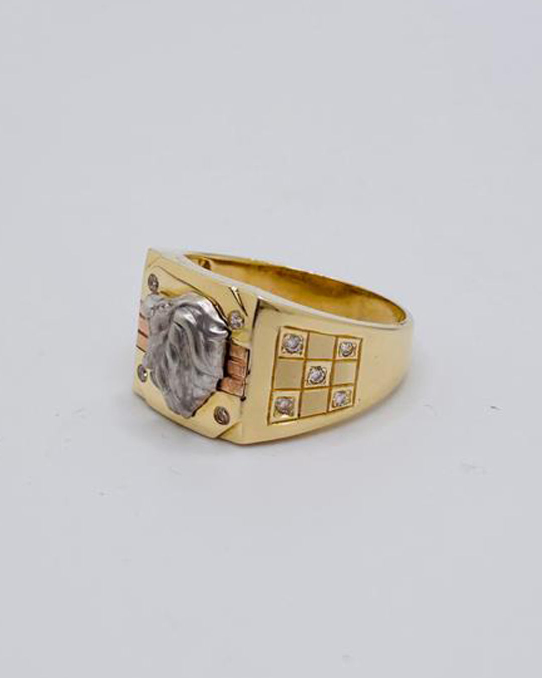 ANILLO DE HOMBRE EN TRES TONOS CON DETALLE DE LEON
