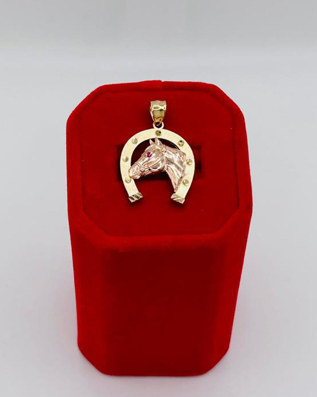 DIJE DE ANCLA Y CABALLO TONO ROSADO
