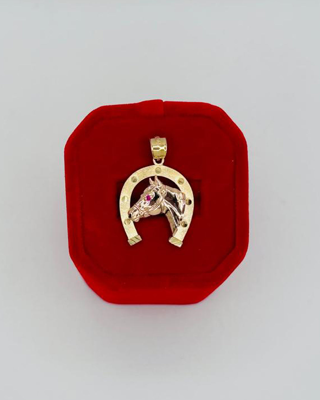 DIJE DE ANCLA Y CABALLO TONO ROSADO