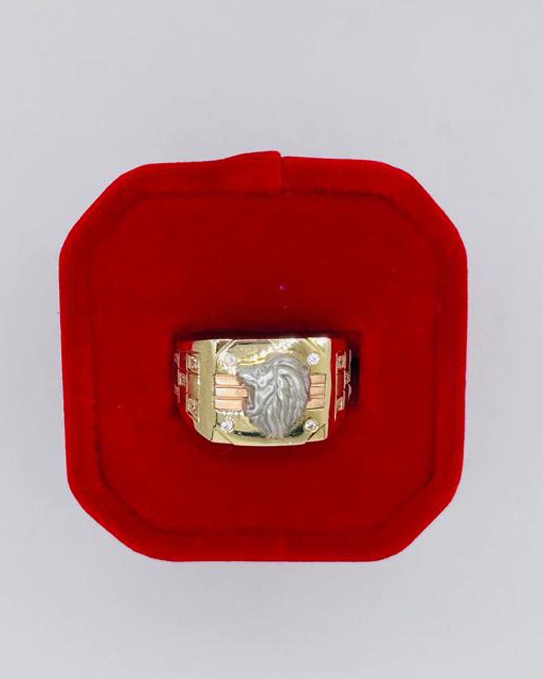 ANILLO DE HOMBRE EN TRES TONOS CON DETALLE DE LEON