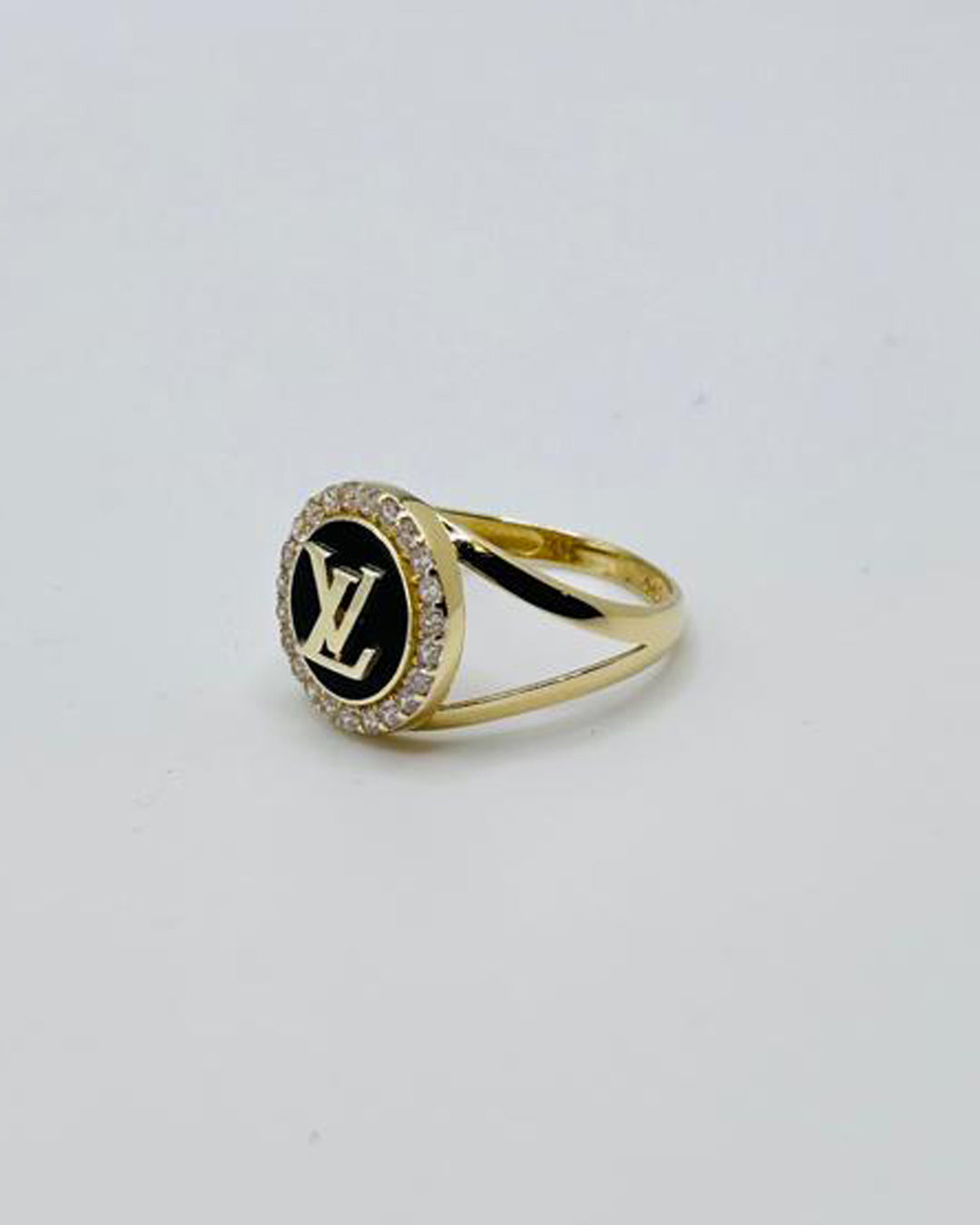ANILLO DE MUJER CON DETALLE DE LV FONDO NEGRO