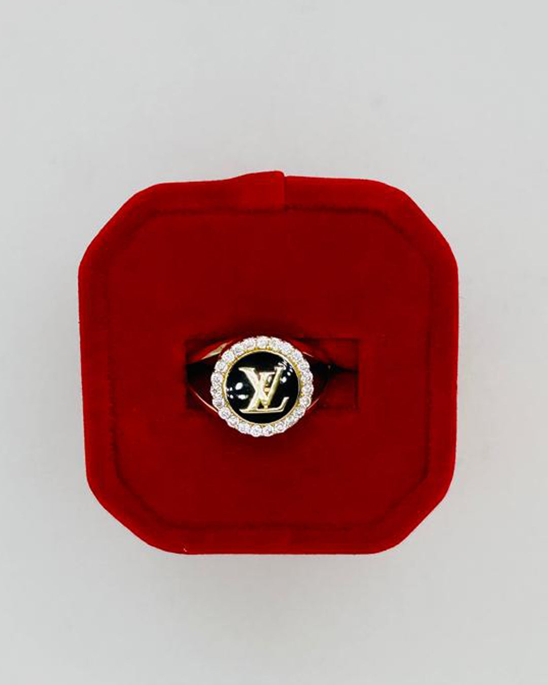 ANILLO DE MUJER CON DETALLE DE LV FONDO NEGRO