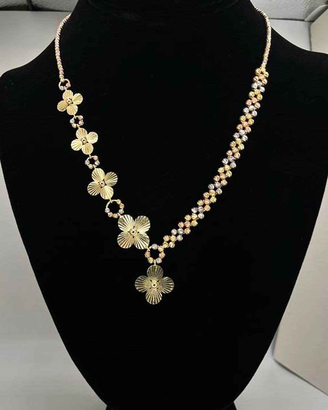 CADENA FANCY CON FLORES TRES OROS