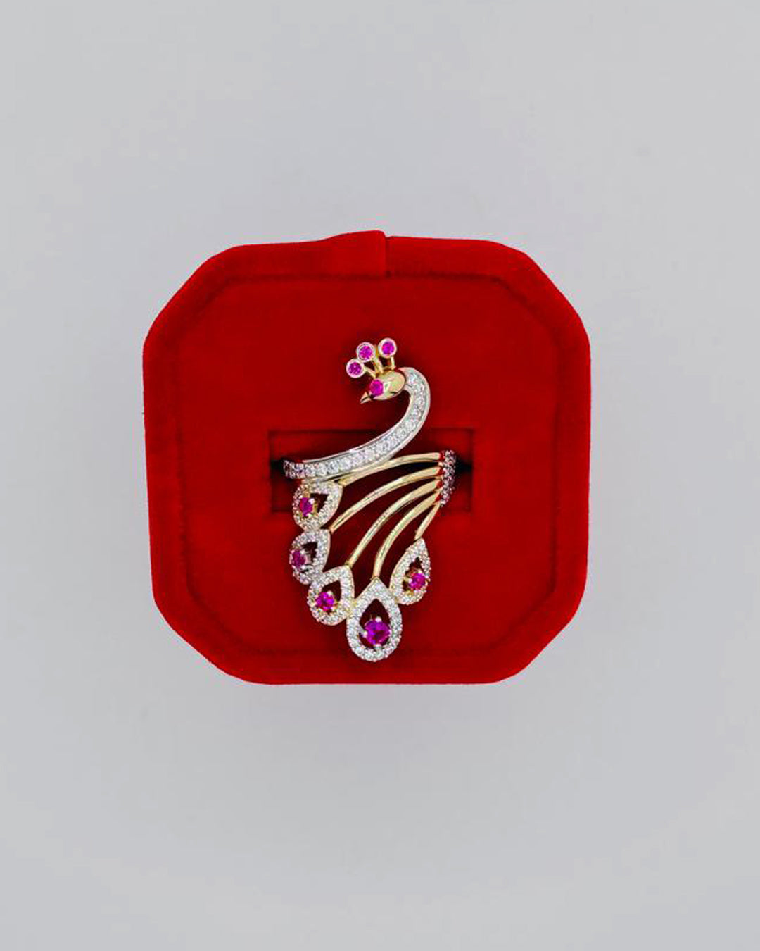 ANILLO DE MUJER PAVO REAL PIEDRAS ROJAS Y BLANCAS