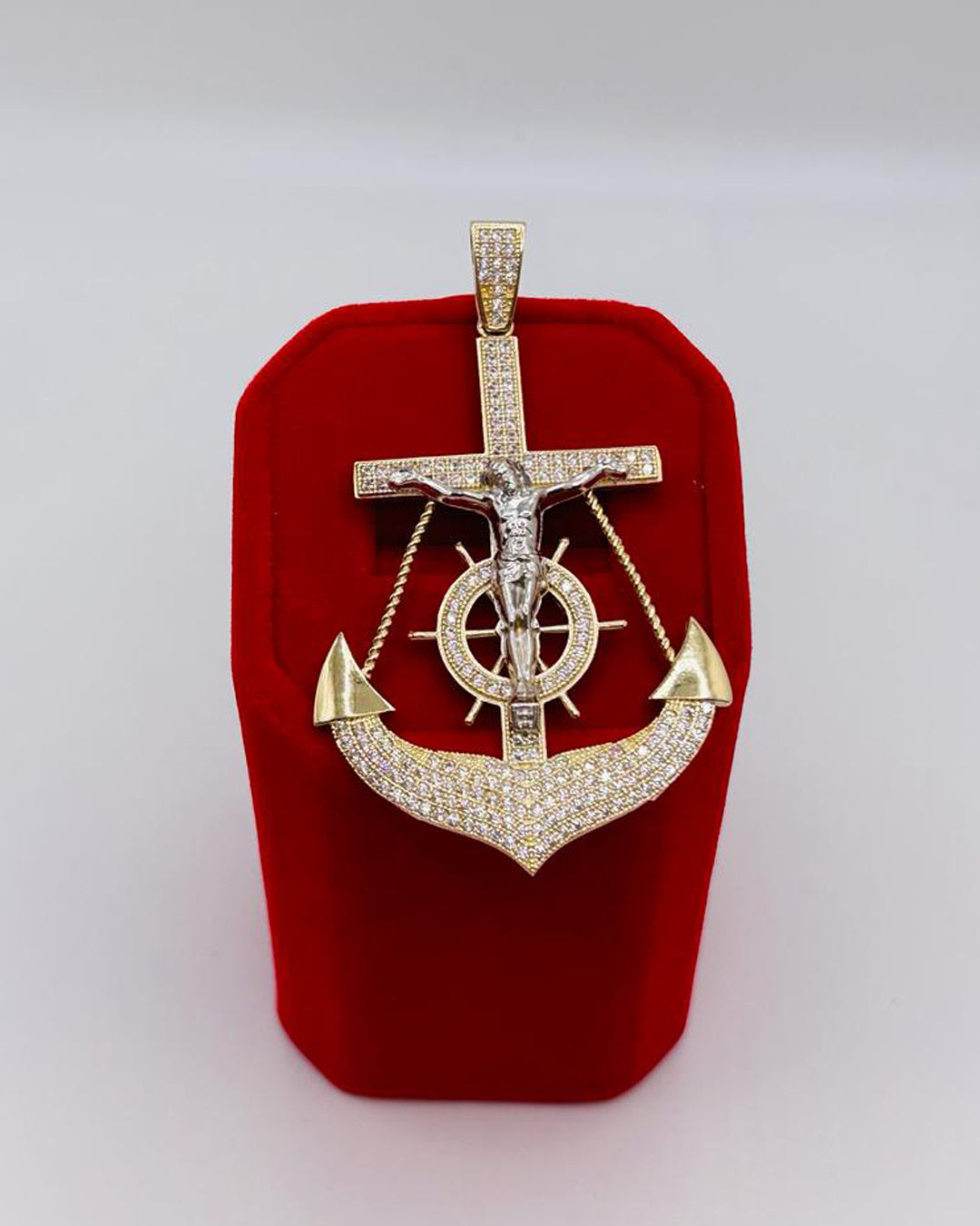 DIJE DE ANCLA CON CRISTO GRANDE UN TONO PIEDRAS BLANCAS