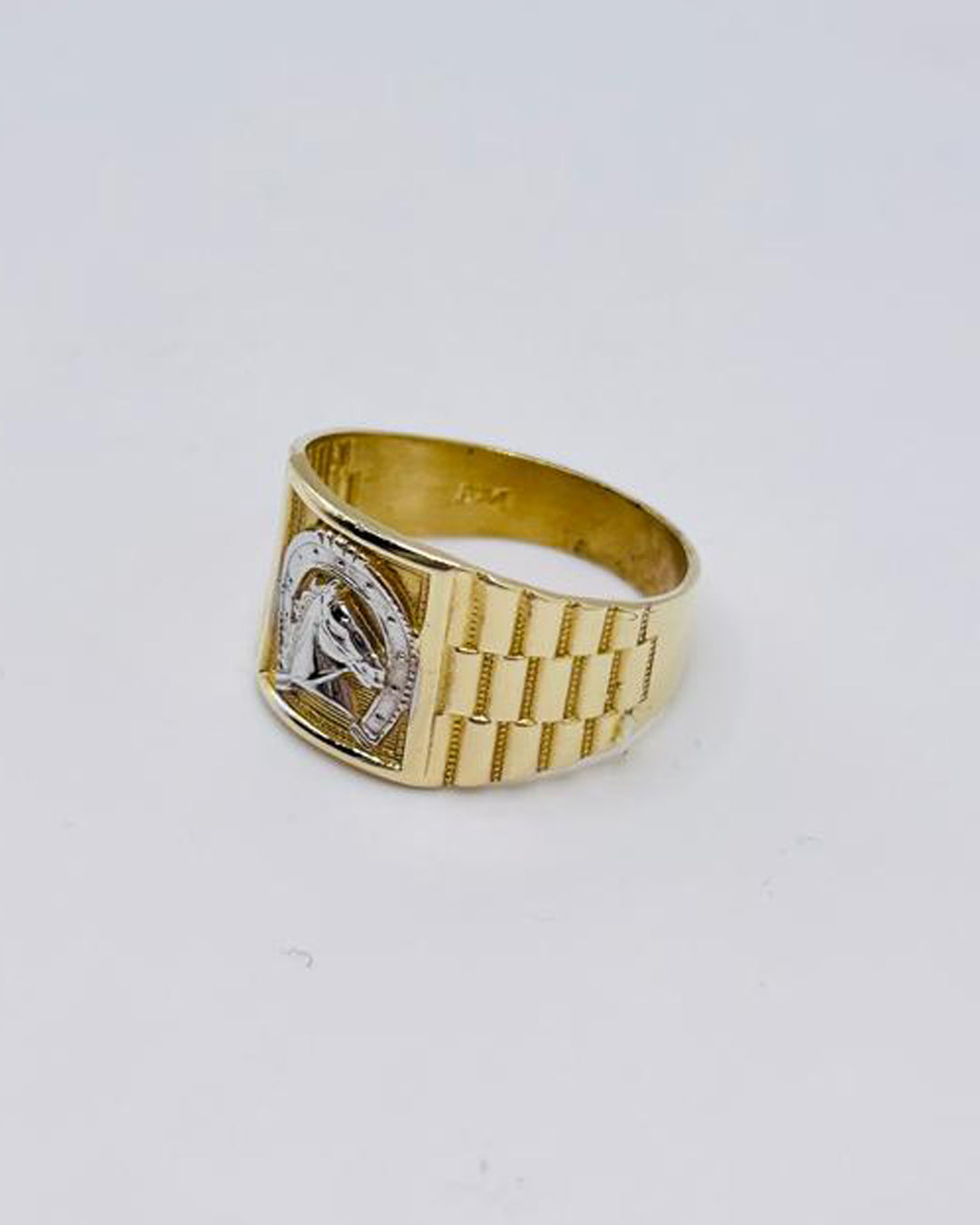 ANILLO DE HOMBRE CON CABALLO Y HERRADURA