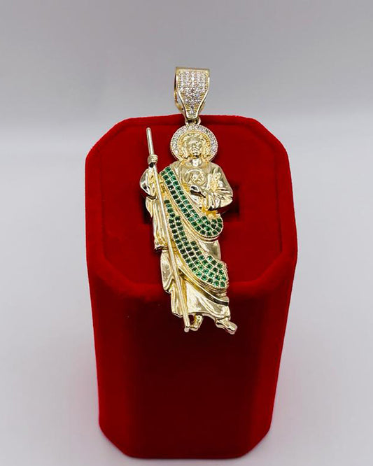 DIJE SAN JUDAS CON PIEDRAS VERDES Y BLANCAS