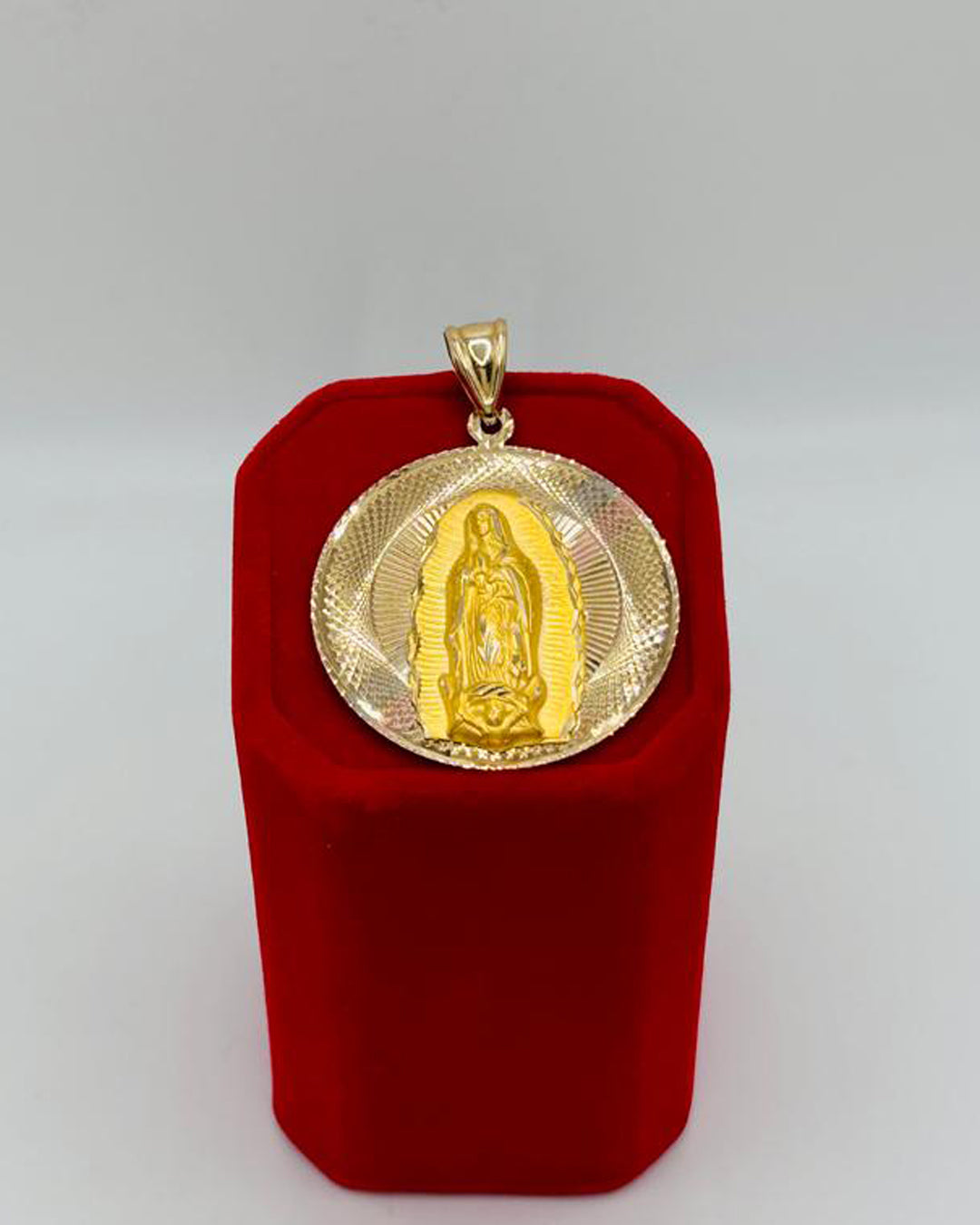 DIJE GRANDE DE VIRGEN REDONDO TRES OROS